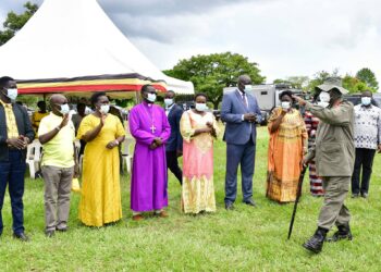 President Museveni waves to residents at Okidi Parish in Atiak Sub-county, Amuru District, on November 3, 2023. President Museveni discussed with leaders from Acholi the issue of Balaalo nomadic pastoralists. COURTESY PHOTO.