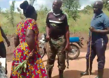 Local activists (left) and Balaalo encounter in Palaro Sub-county, Gulu District, on November 20 over violating President Museveni's Executive Order No.3 on evicting Balaalo from Acholi by November 15, 2023. COURTESY PHOTO.
